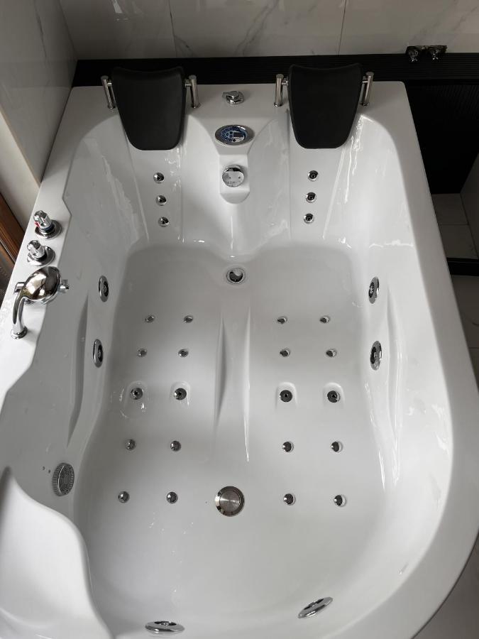 Jacuzzi Rakowicka Top Apartments Krakow Bagian luar foto